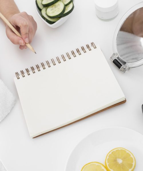 close-up-hand-holding-pencil
